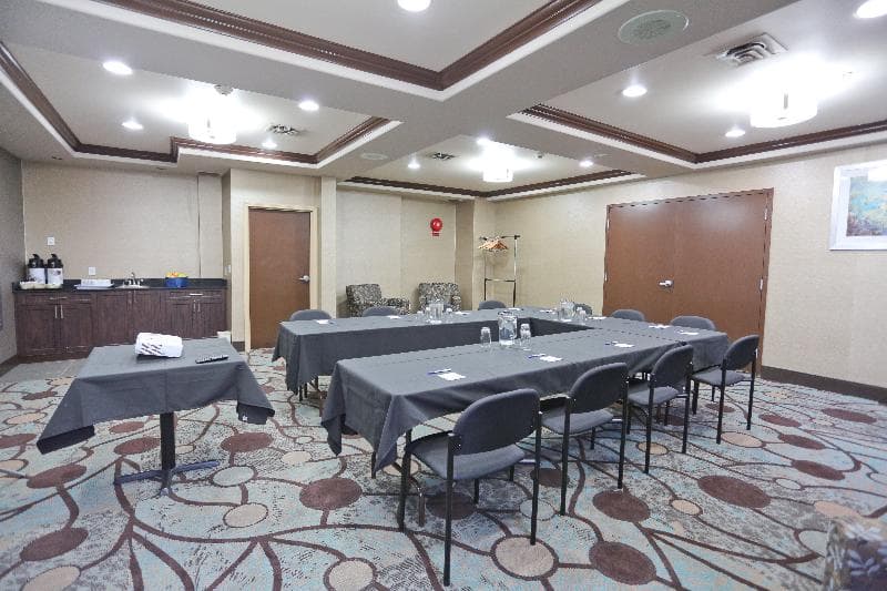 Holiday Inn Express & Suites Vernon photo 1