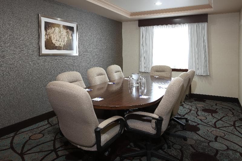 Holiday Inn Express & Suites Vernon 2