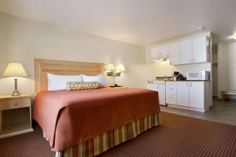 Super 8 By Wyndham Dawson Creek 4