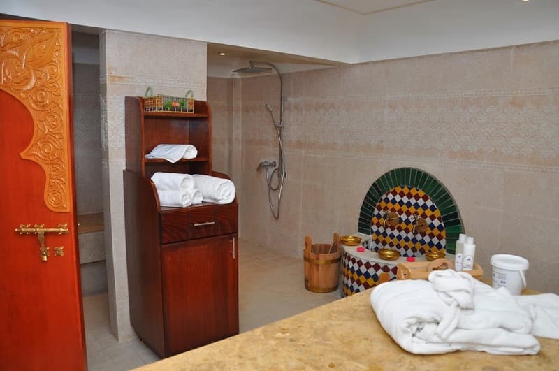 Across Hotel & Spa photo 1