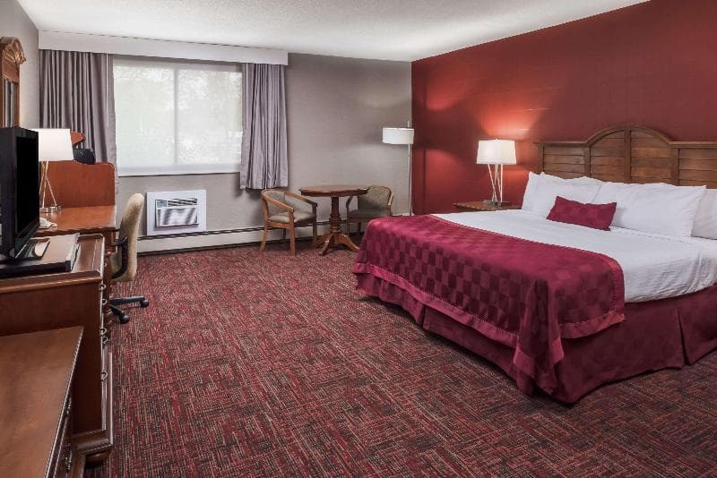 Ramada by Wyndham Grand Forks 4
