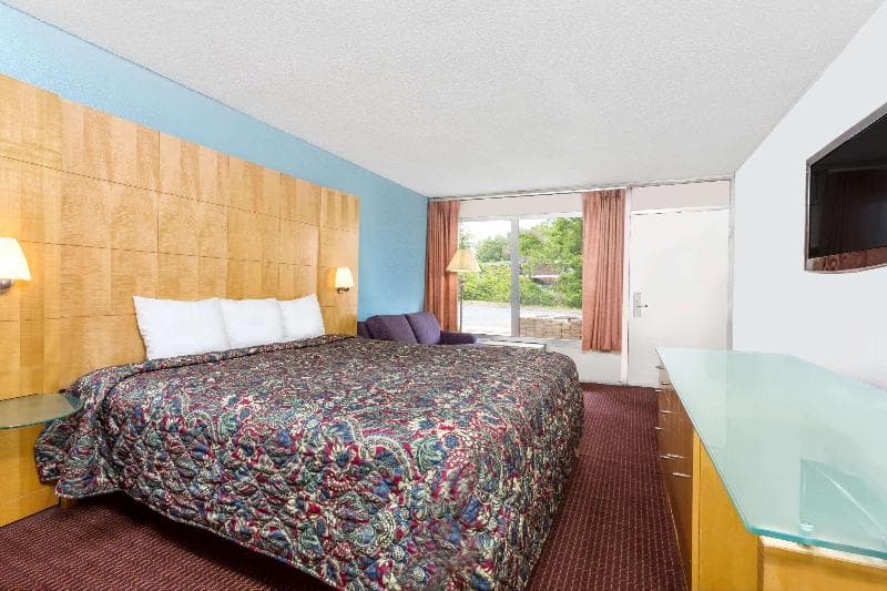 Days Inn by Wyndham Greensboro Airport 3