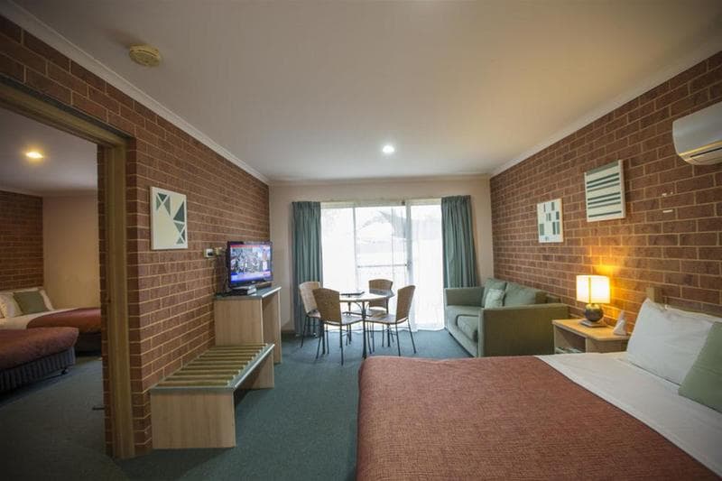 Rose Garden Motel main
