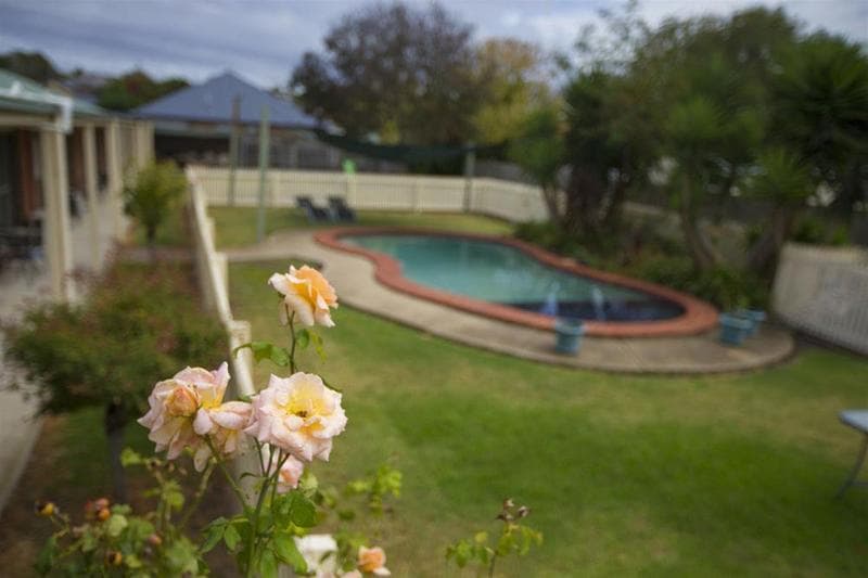 Rose Garden Motel photo 1