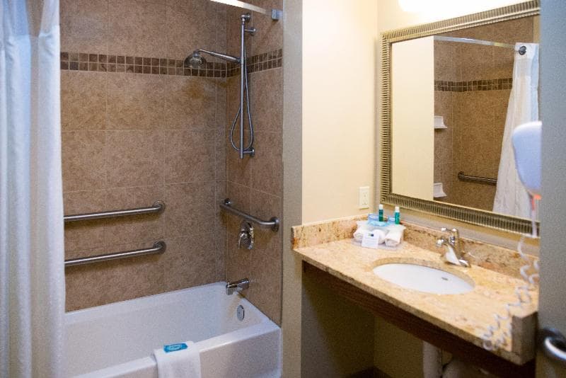 Holiday Inn Express Devils Lake photo 1