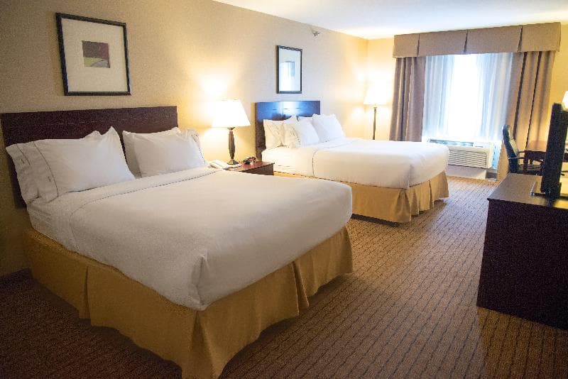 Holiday Inn Express Devils Lake 3