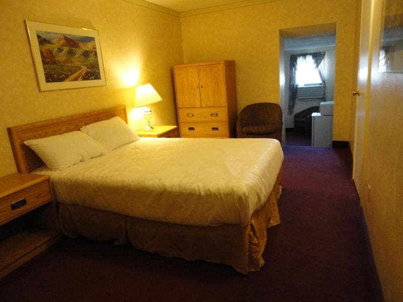 Royal Inn And Suites main