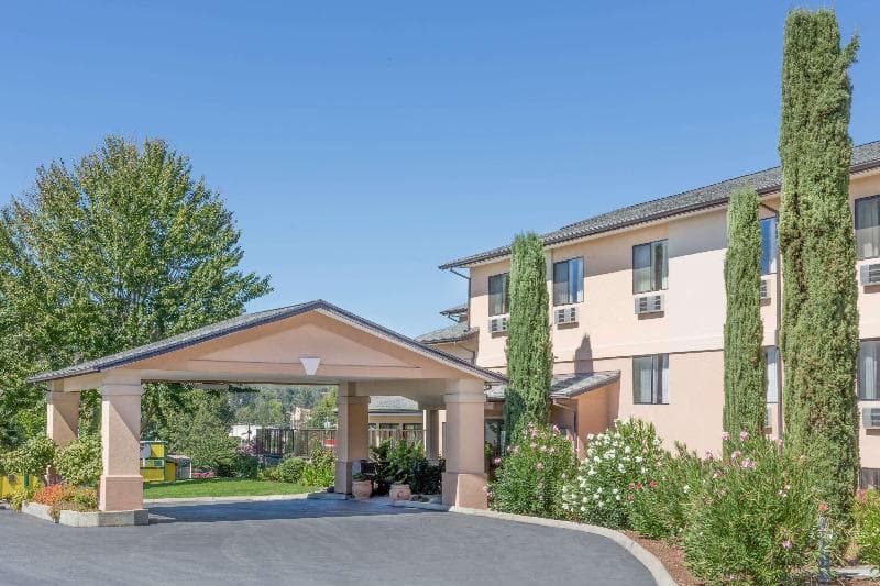 Super 8 by Wyndham Grants Pass 5