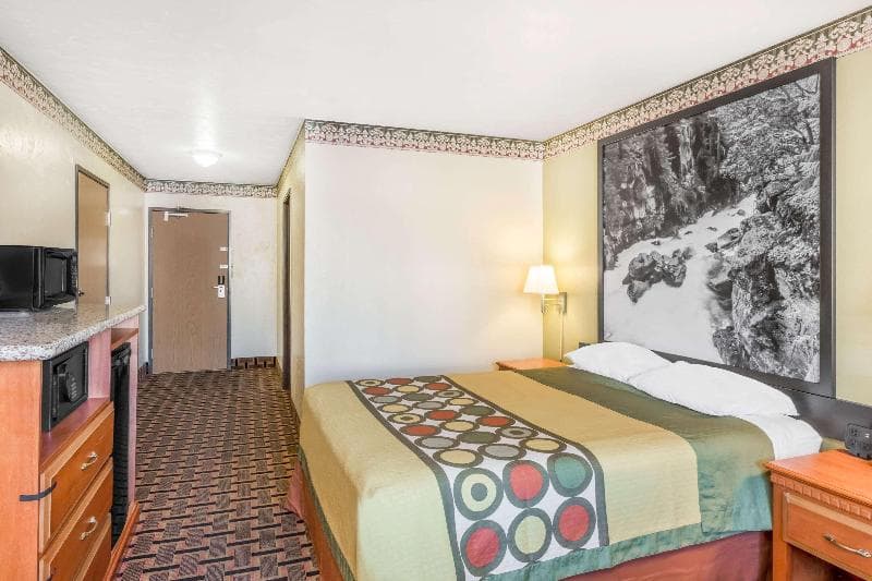 Super 8 by Wyndham Grants Pass photo 1