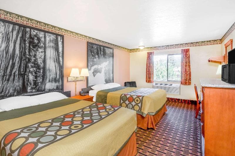 Super 8 by Wyndham Grants Pass 2