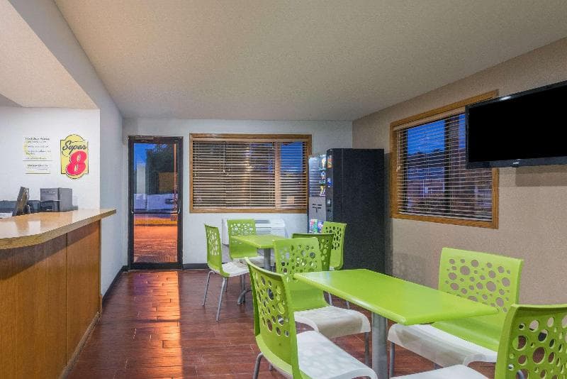 Super 8 By Wyndham Delmont 2