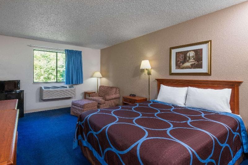 Super 8 By Wyndham Delmont photo 1