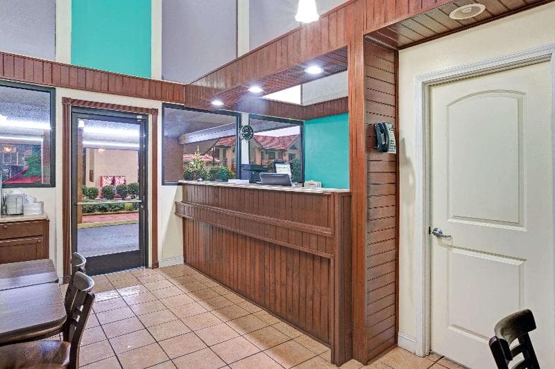 Super 8 By Wyndham Downtown Gatlinburg At Convention Center 5