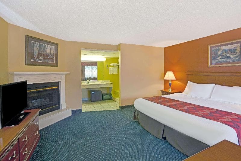 Super 8 By Wyndham Downtown Gatlinburg At Convention Center photo 1