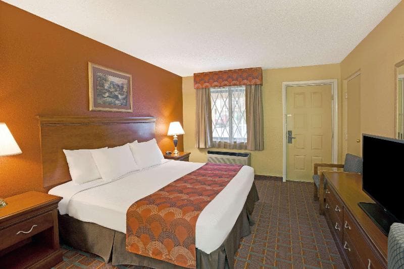 Super 8 By Wyndham Downtown Gatlinburg At Convention Center 3