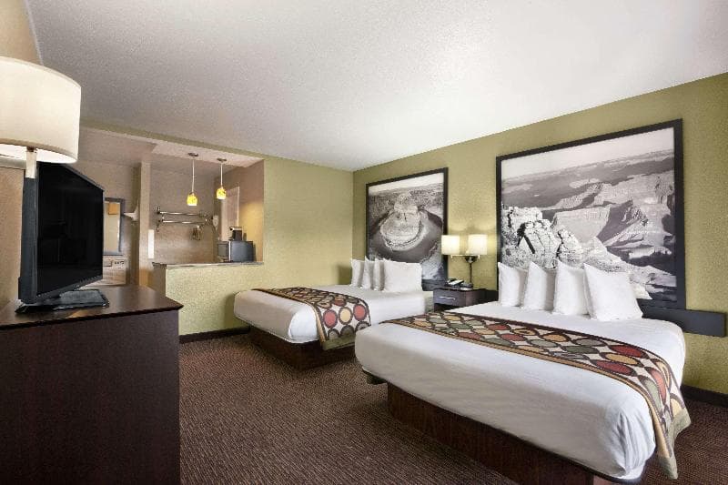Super 8 By Wyndham Nau/Downtown Conference Center 5