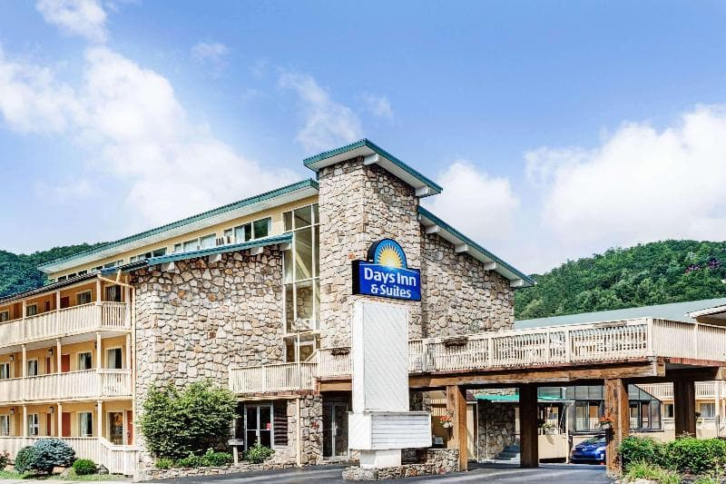Days Inn & Suites By Wyndham Downtown Gatlinburg Parkway 2