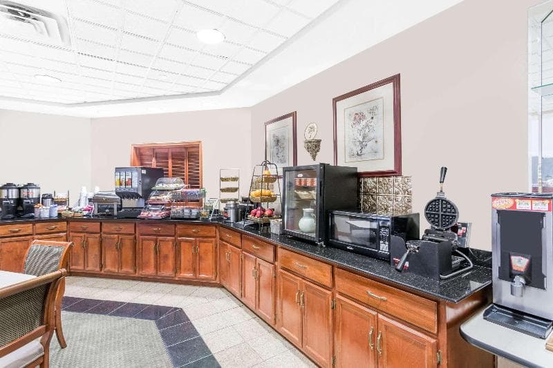 Comfort Inn & Suites 3