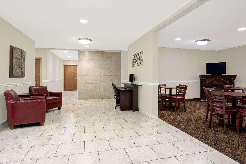 Days Inn by Wyndham Greensboro 2