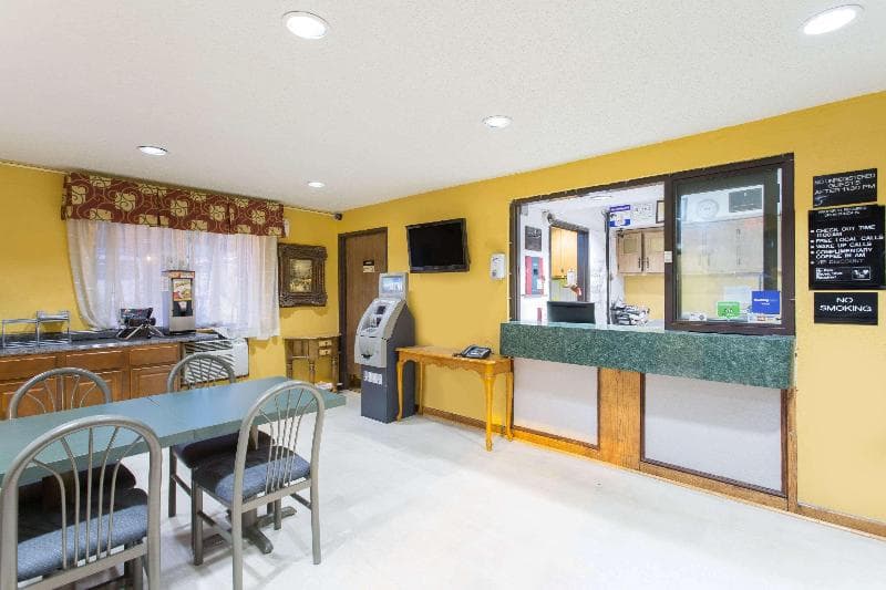 Super 8 By Wyndham Greensboro/Coliseum/Convention Center 2