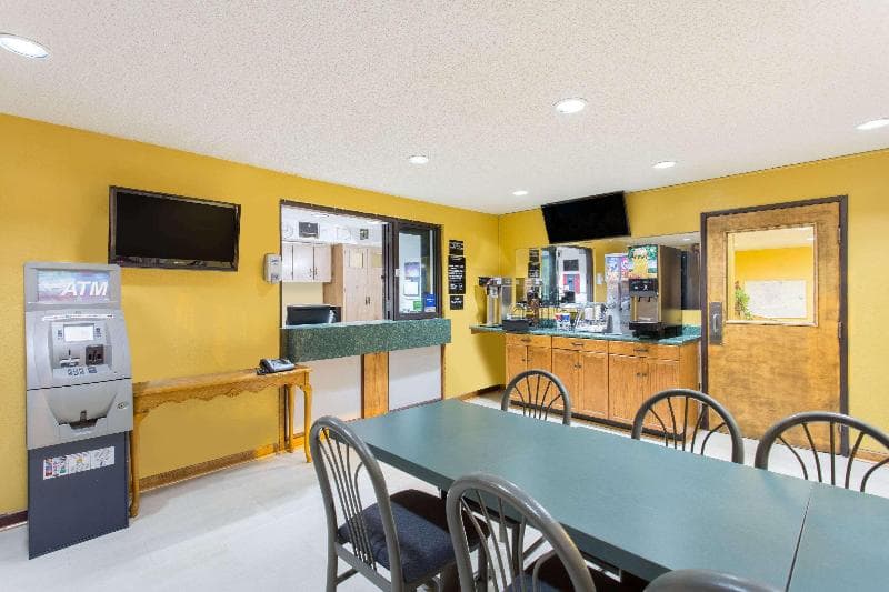 Super 8 By Wyndham Greensboro/Coliseum/Convention Center 5