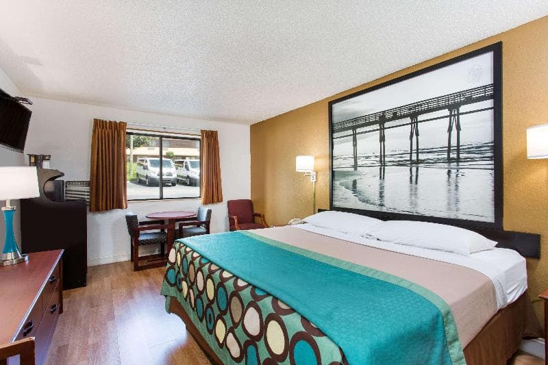 Super 8 By Wyndham Greensboro/Coliseum/Convention Center 4