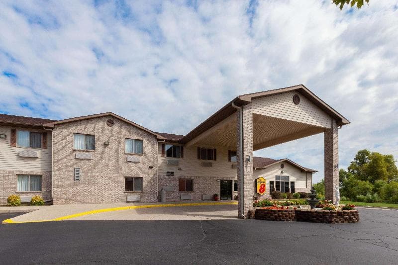 Super 8 by Wyndham Big Rapids 2