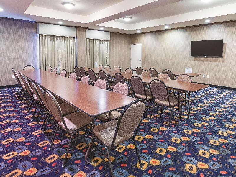 La Quinta Inn & Suites by Wyndham Glen Rose photo 1