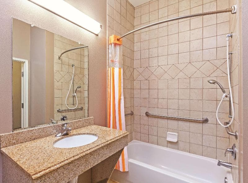 La Quinta Inn & Suites by Wyndham Granbury 4