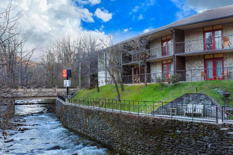 Econo Lodge Inn & Suites On The River photo 1