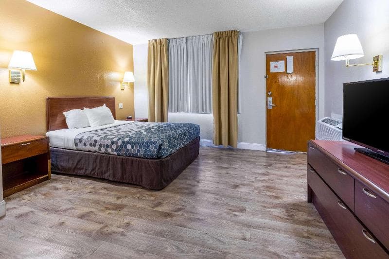 Econo Lodge Inn & Suites On The River 3