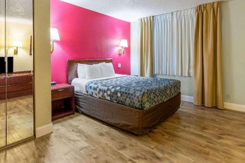 Econo Lodge Inn & Suites On The River 5