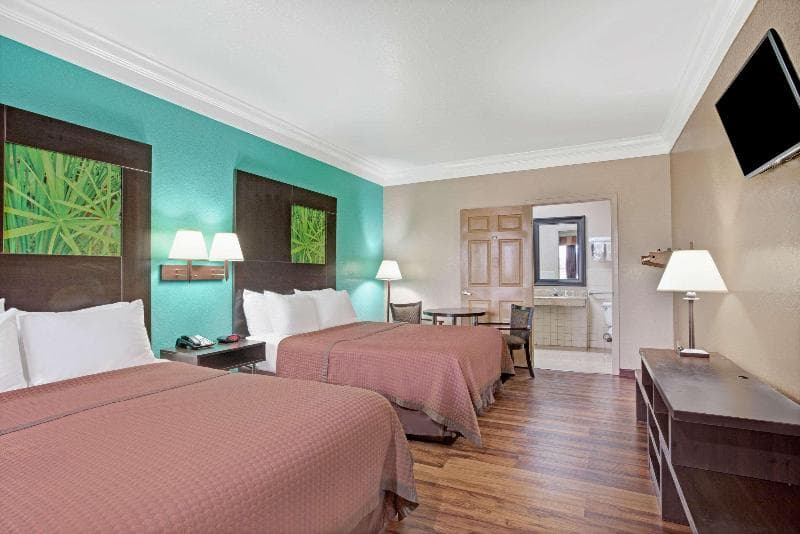 Super 8 by Wyndham Galveston 3
