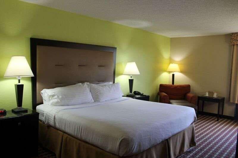 Ramada By Wyndham Gainesville 3