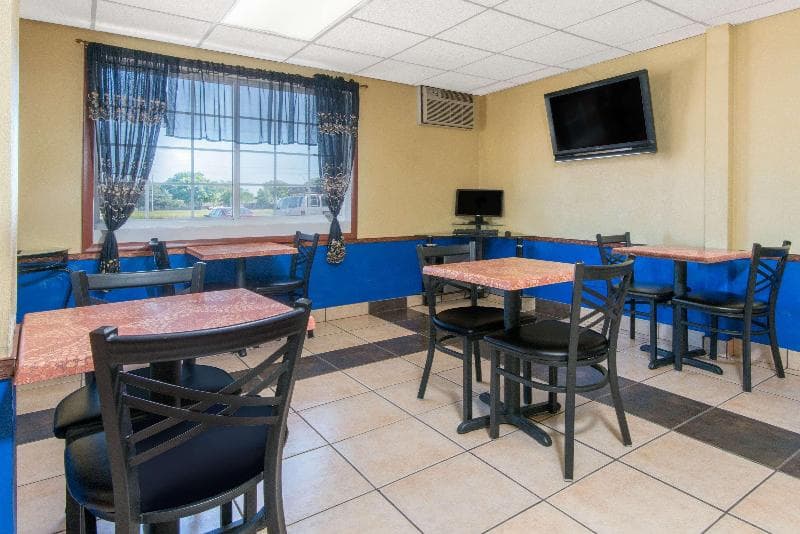 Days Inn by Wyndham Great Bend 3