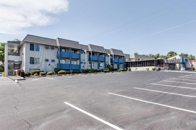 Days Inn & Suites by Wyndham Spokane 3