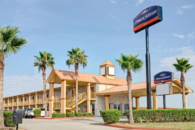 Howard Johnson by Wyndham Galveston 5