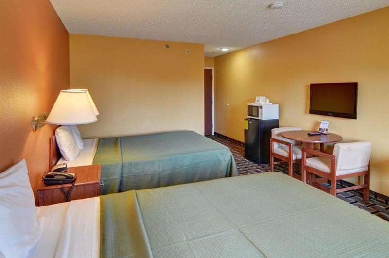 Hometown Inn & Suites photo 1