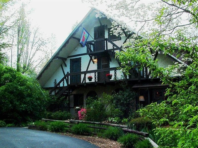 Lily Creek Lodge main