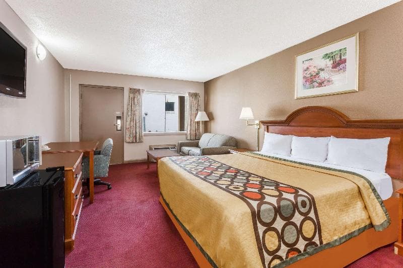 Super 8 by Wyndham Greensboro 4
