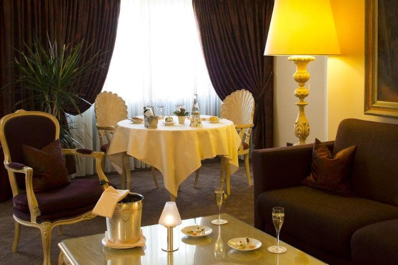 Hotel De La Cigogne 5