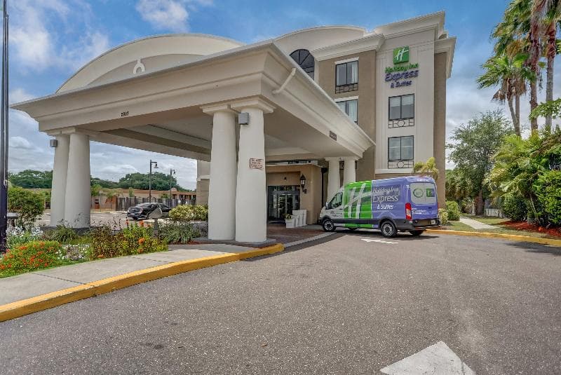 Holiday Inn Express & Suites Tampa -USF-Busch Gardens 4