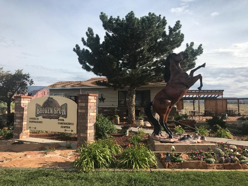 Broken Spur Inn 4