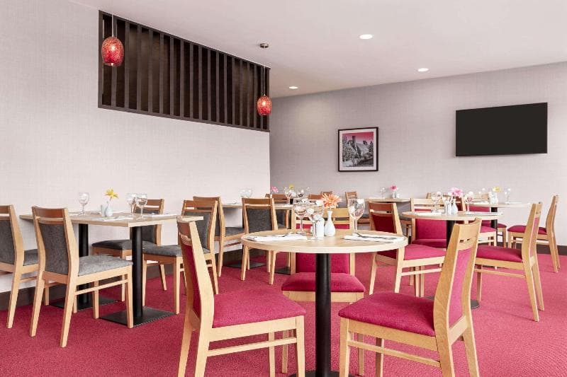 Ramada by Wyndham Cobham 4