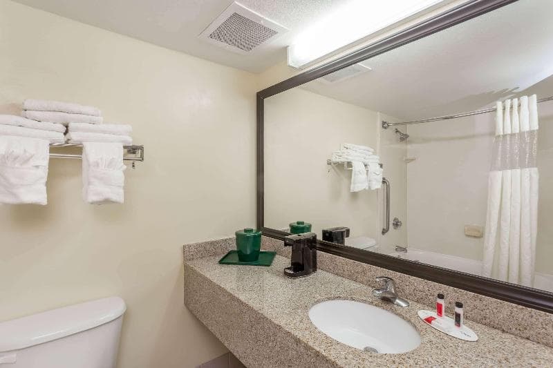 Baymont By Wyndham Fort Myers Airport 3