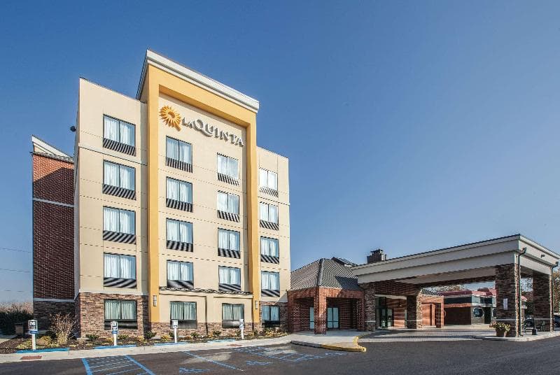 La Quinta Inn & Suites by Wyndham Philadelphia Airport photo 1
