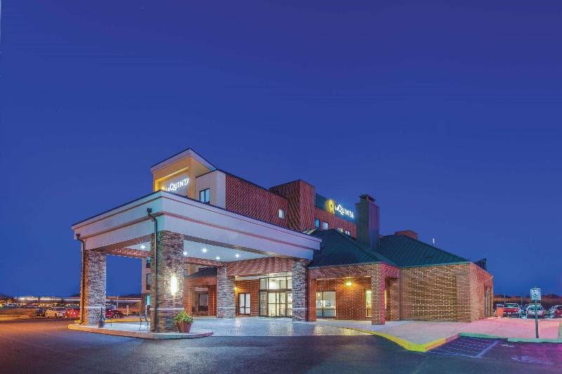 La Quinta Inn & Suites by Wyndham Philadelphia Airport 2