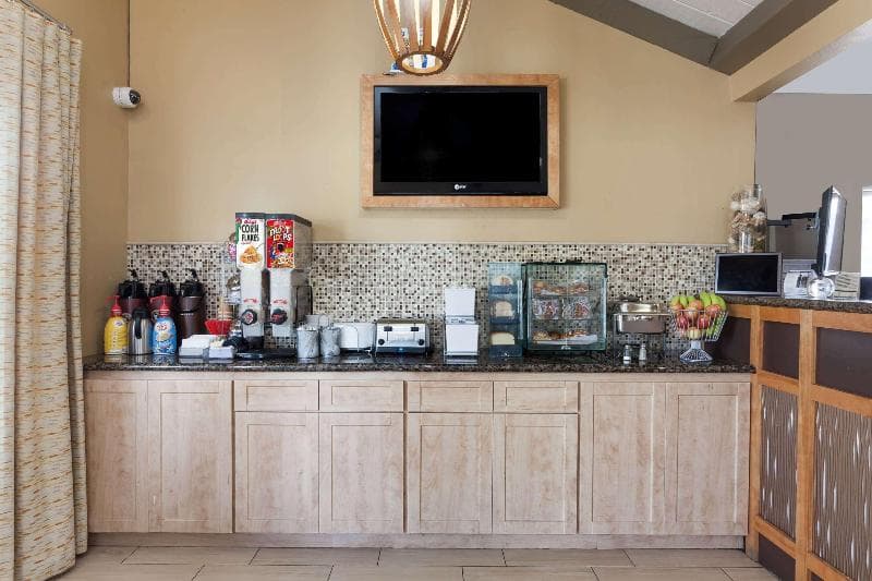 Howard Johnson By Wyndham National City/San Diego South photo 1