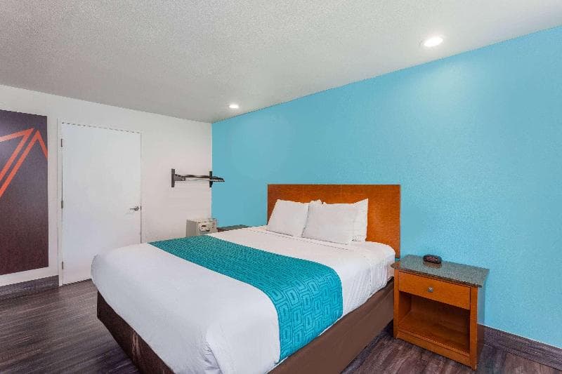Howard Johnson By Wyndham National City/San Diego South 5