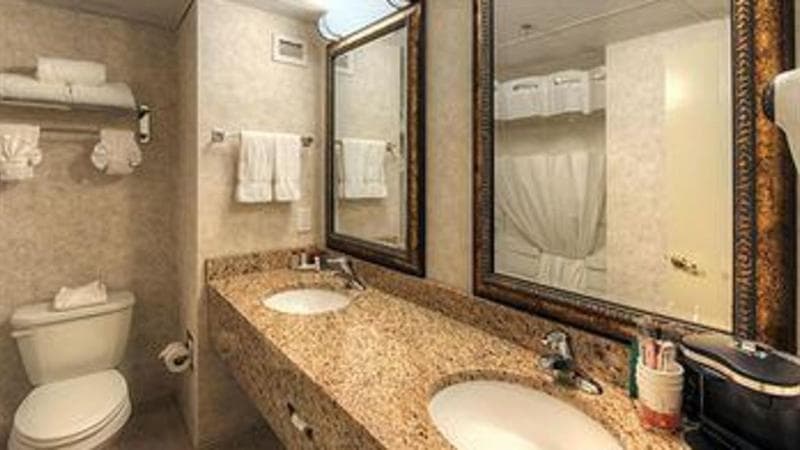 Clarion Hotel Philadelphia International Airport 5